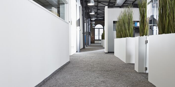 Flur in einem Bürogebäude, der mit einem textilen Bodenbelag ausgestattet ist