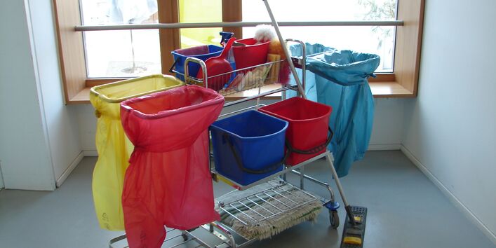 Wagen mit Reinigungsmitteln und -zubehör