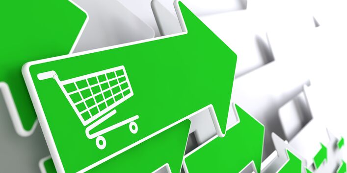 mehrere grüne Pfeile, die in eine Richtung weisen, einer davon mit der Abbildung eines Einkaufswagens