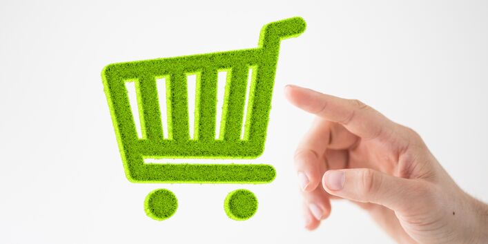 Hand tippt auf das Piktogramm eines grünen Einkaufswagens