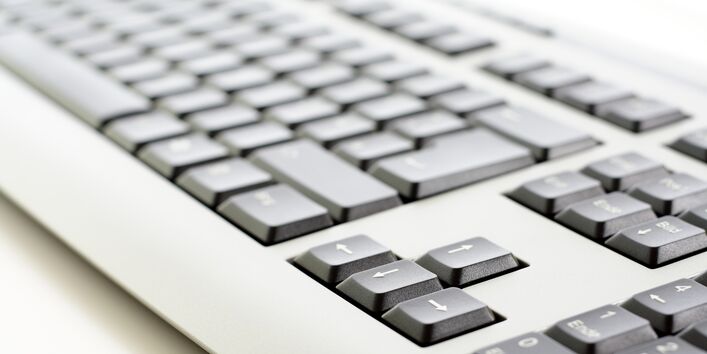 Computertastatur in Schrägansicht