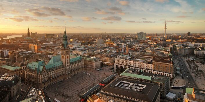 Blick auf das Rathaus und die Umgebung