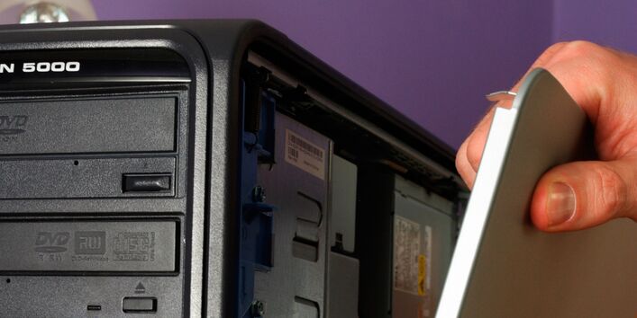 Hand öffnet eien Conputer