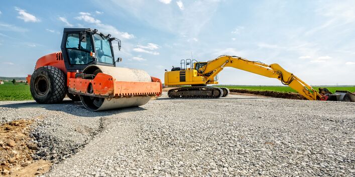Zwei Staßenbaumaschinen auf einer Straßenbaustelle