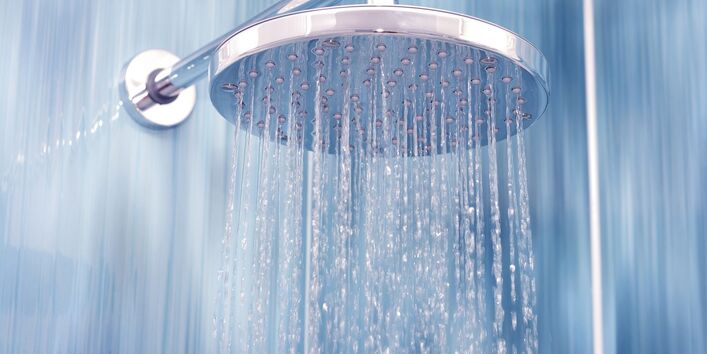 Duschkopf mit fliessendem Wasser