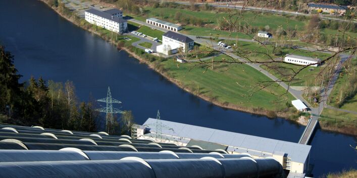 Steigrohre eines Pumpspeicherkraftwerkes, Blick von oben auf den Untersee mit Betriebsgebäuden.