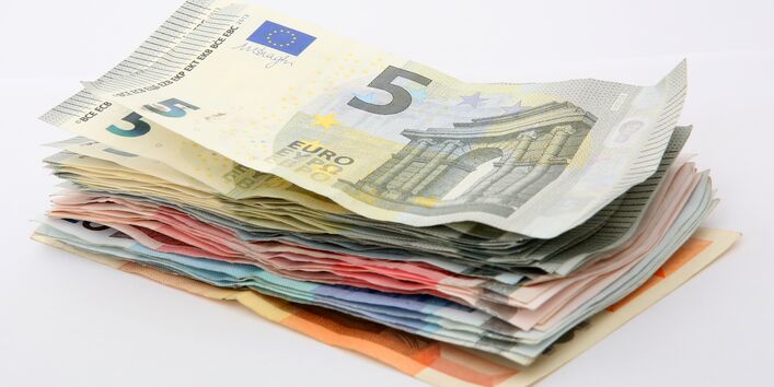 Nahaufnahme von Euro-Geldscheinen.