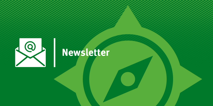 Schriftzug Newsletter mit KomPass-Logo sowie Briefumschlag mit @-Zeichen