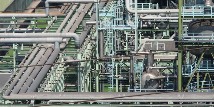 Leitungsrohre in einem chemischen Werk.