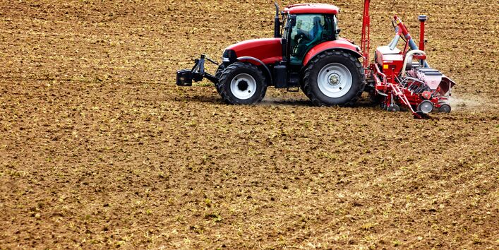 Trecker auf landwirtschaftlicher Fläche.