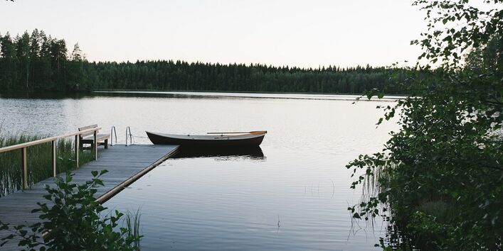 Ansicht eines Sees mit Steganlage und Boot