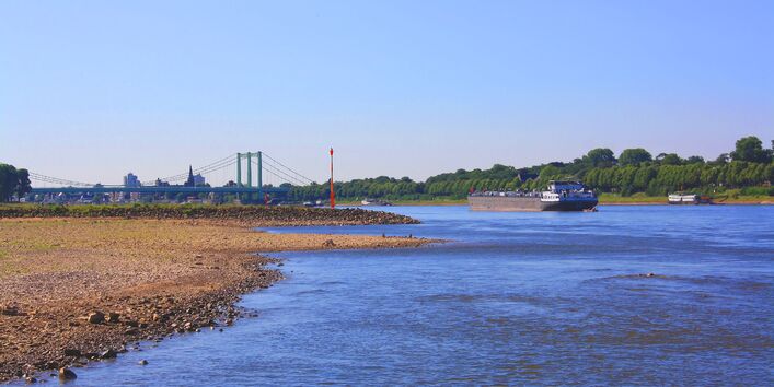 Binnenfrachtschiff auf Fluss mit Niedrigwasser.