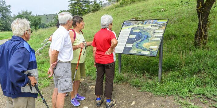 Eine Gruppe von Wanderern betrachtet eine Wanderkarte