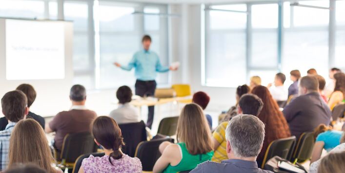 Darstellung der Durchführung eines Workshops mit Teilnehmenden und Vortragenden