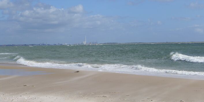 Nordseestrand mit Stadt im Hintergrund