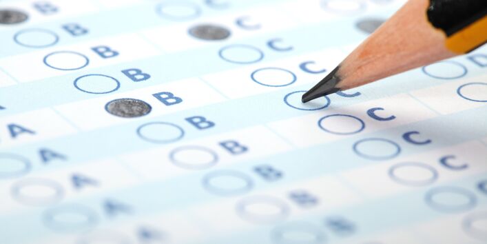 Detailfoto Stift kreuzt ein Feld an.