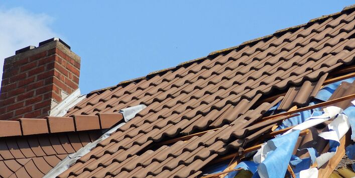 Teilweise abgedecktes Dach eines Privathauses