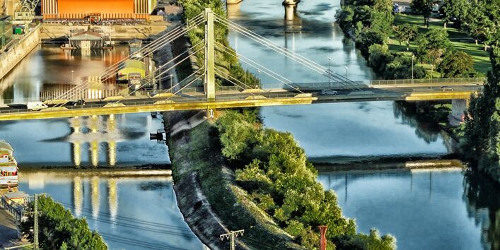 Blick auf zwei Flussarme die von Brücken überspannt werden