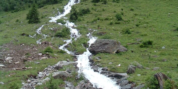 Ein Fluss der sich von einem Berg herunterschlängelt