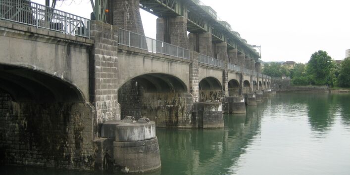 Alte Wasserkraftanlage, die aussieht wie eine Brücke bei Whylen