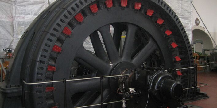 Großes schwarzes Rad einer alten Wasserkraftanlage