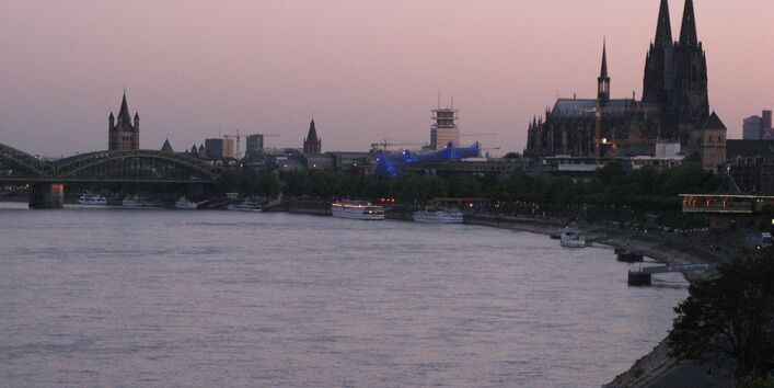 Der Dom am Rhein bei Sonnenuntergang