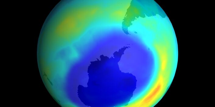 Bild der Erde von der NASA, dass die Ozonschicht anzeigt und in dunkelblau ein Loch der Ozonschicht über der Antarktis.