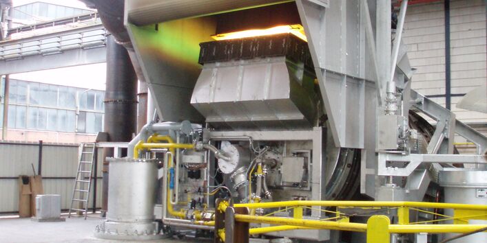 ein großer silberner Raffinationsofen, der bis unter die Decke der Fabriksalle reicht