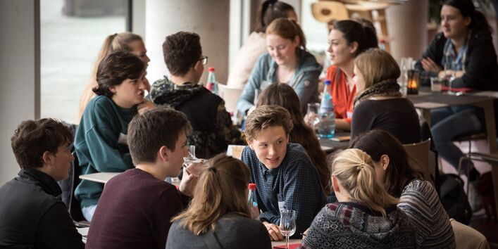 junge Frauen am Laptop