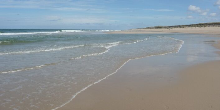 Ein Strand an der Nordseeküste mit Wellen