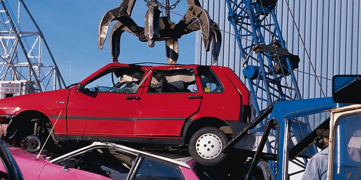 Altautos auf einem Schrottplatz