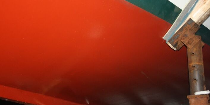 Ein Bootsrumpf ohne Algen