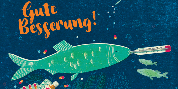 ein Fisch schwimmt im Wasser, im Maul hat er ein Fieberthermometer. Unten am Meeresboden liegt Arzeneimüll