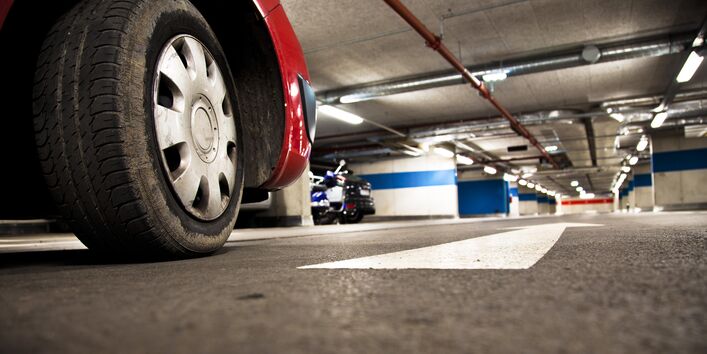 Ein Auto steht in einer Tiefgarage.