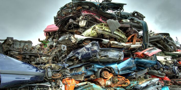 Ein Stapel mit Autoschrott.