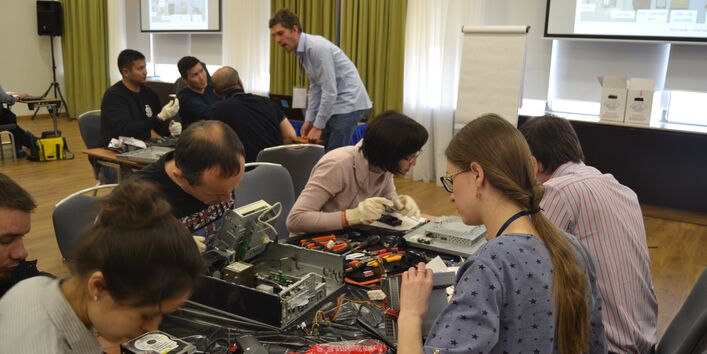 participants of the workshop repairing computers