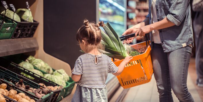 Ein Mädchen in einem Supermarkt