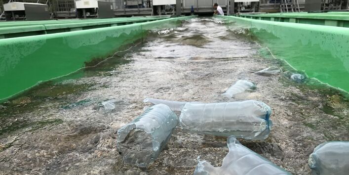 Plastikflaschen schwimmen in der Versuchsanlage.