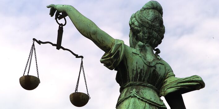 Eine Statue der Justizia