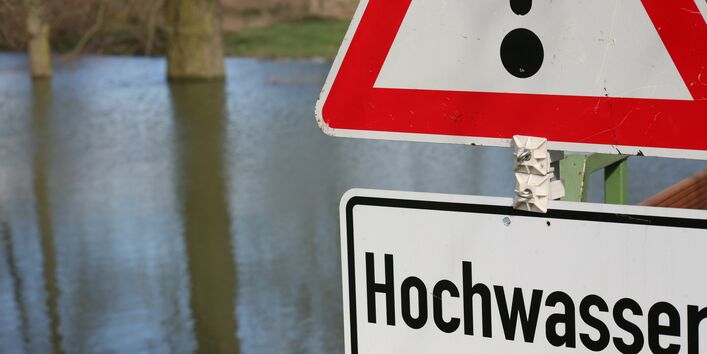 Ein Schild mit der Aufschrift "Hochwasser".