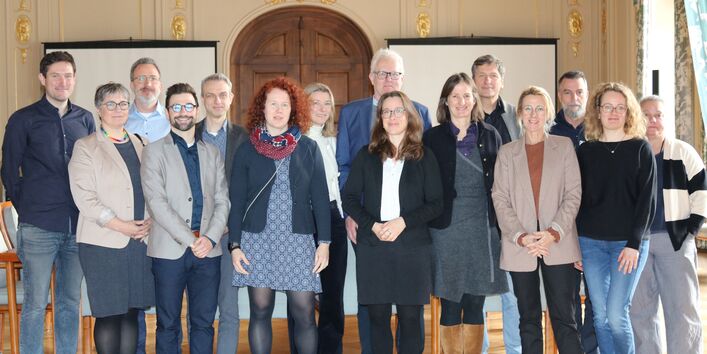 Ein Gruppenfoto mit einigen Personen