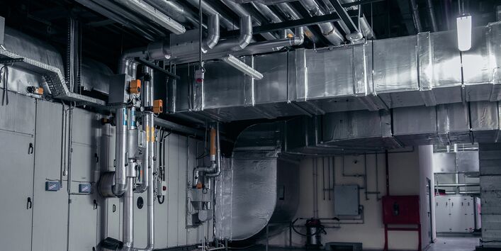 Eine Lüftungsanlage in einem Gebäude.