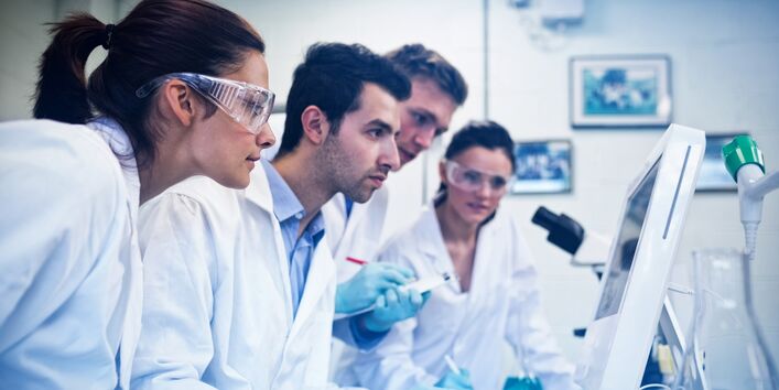 Ein Labor mit Mitarbeitern