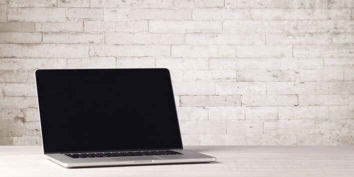 Ein aufgeklappter Laptop.