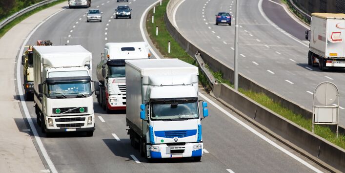 Lastwagen fahren auf einer Autobahn