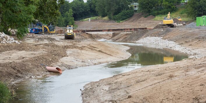 Baugeräte in einem Fluss
