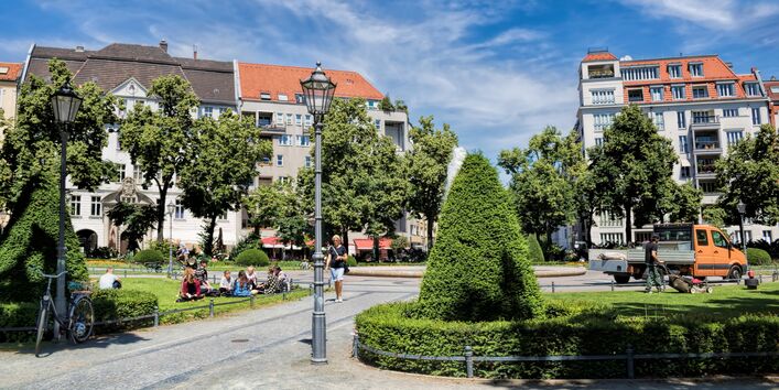 Ein grüner Platz in einer Stadt