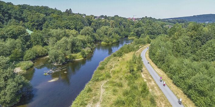Die renaturierte Ruhr bei Neheim mit einem Fahrradweg