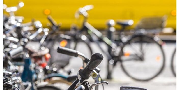 Fahrräder und ein Bus in einer Stadt.