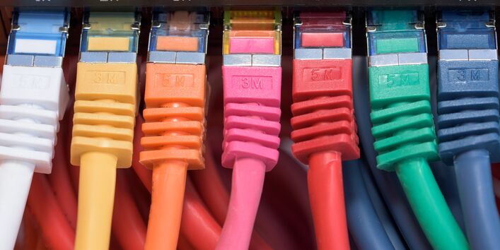 Ein blaues Band mit binärem Code